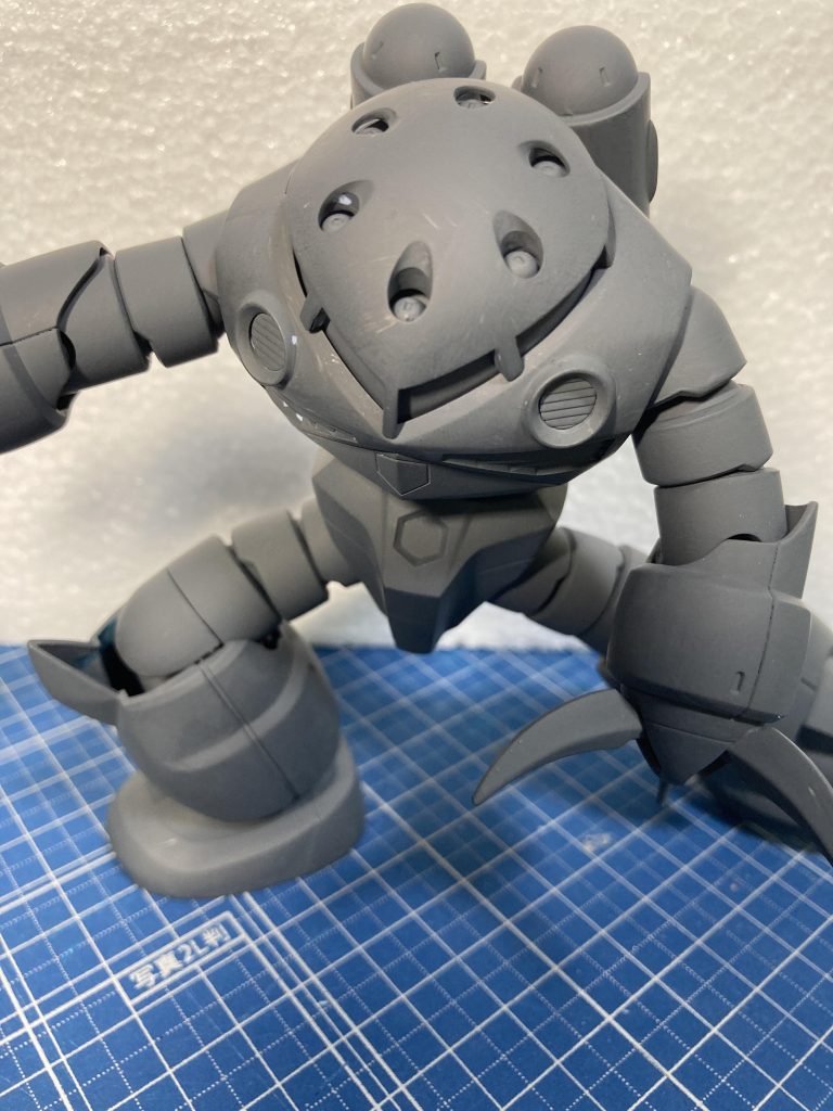 筆でサフ塗りした状態。重ね塗りしていないから削れてる。。。