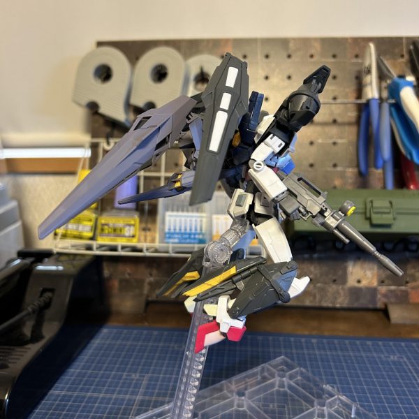 現在、HG.ガンダム「beyondglobal」を軸にオリジナルガンダムを制作中。制作の方向性がある程度定まったので、ここで一旦途中投稿。今回のコンセプトは、ファーストとアナザーの融合。本体は、ファースト色を残しつつ、自分好みのスタイルに改造し、アナザーパーツでモード毎に換装していく。画像のノーマルモード、空中モードと、間に合えば、陸戦モードの3種予定。beyondglobalガンダムの特徴は、既存のHGガンダムに比べ、スタイリッシュに。胸部は、丸味が増し、そして、腿が長い。腹部と足は、自分好みに変更。空中モードの換装パーツは、ジュミナスのアサルトと高機動パーツを使用。合わせてバックパックも02に変更。ここからは主に、細かな修正にディテール追加と陸戦モードの制作。 （2枚目）