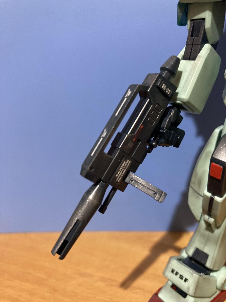 いつもは武器もブラック、グレー系の単色で終わらせてしまうのですが適当にデカールをペタリ少しウェザリング