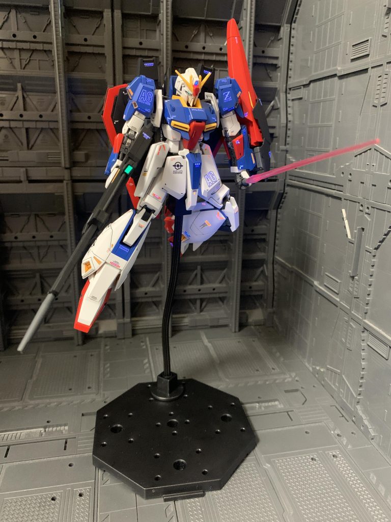 浮かせてディスプレイ。前述の通り稼働は広いのですが、干渉箇所も多く、余りポージングがうまく出来ませんでした😅塗装剥げもちょいちょいしてしまったので😵