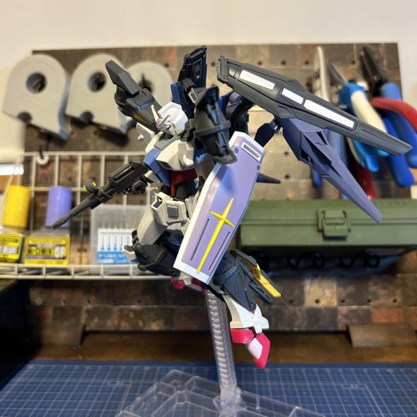 現在、HG.ガンダム「beyondglobal」を軸にオリジナルガンダムを制作中。制作の方向性がある程度定まったので、ここで一旦途中投稿。今回のコンセプトは、ファーストとアナザーの融合。本体は、ファースト色を残しつつ、自分好みのスタイルに改造し、アナザーパーツでモード毎に換装していく。画像のノーマルモード、空中モードと、間に合えば、陸戦モードの3種予定。beyondglobalガンダムの特徴は、既存のHGガンダムに比べ、スタイリッシュに。胸部は、丸味が増し、そして、腿が長い。腹部と足は、自分好みに変更。空中モードの換装パーツは、ジュミナスのアサルトと高機動パーツを使用。合わせてバックパックも02に変更。ここからは主に、細かな修正にディテール追加と陸戦モードの制作。 （1枚目）