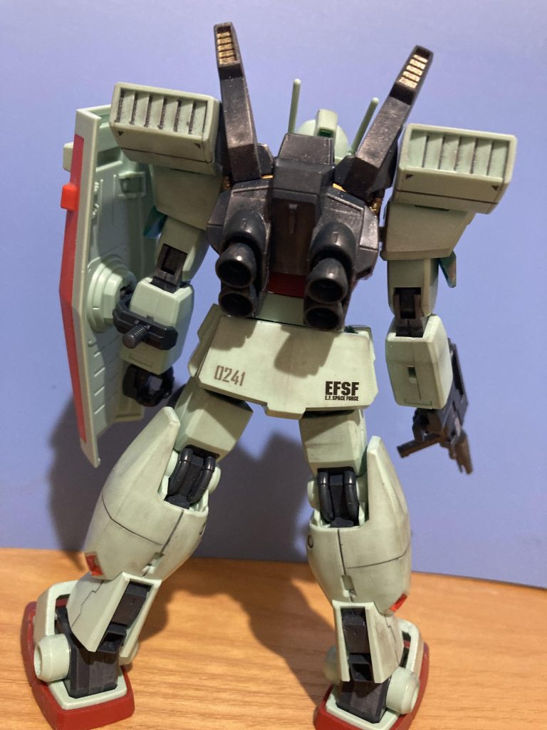 背面。スラスターのダクト部や横のパイプ部にゴールドをちょいと足して腰にもちょっぴりデカールを