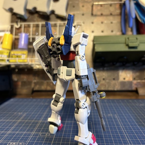 現在、HG.ガンダム「beyondglobal」を軸にオリジナルガンダムを制作中。制作の方向性がある程度定まったので、ここで一旦途中投稿。今回のコンセプトは、ファーストとアナザーの融合。本体は、ファースト色を残しつつ、自分好みのスタイルに改造し、アナザーパーツでモード毎に換装していく。画像のノーマルモード、空中モードと、間に合えば、陸戦モードの3種予定。beyondglobalガンダムの特徴は、既存のHGガンダムに比べ、スタイリッシュに。胸部は、丸味が増し、そして、腿が長い。腹部と足は、自分好みに変更。空中モードの換装パーツは、ジュミナスのアサルトと高機動パーツを使用。合わせてバックパックも02に変更。ここからは主に、細かな修正にディテール追加と陸戦モードの制作。 （4枚目）