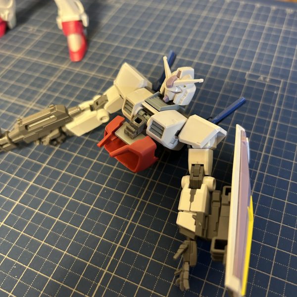 現在、HG.ガンダム「beyondglobal」を軸にオリジナルガンダムを制作中。制作の方向性がある程度定まったので、ここで一旦途中投稿。今回のコンセプトは、ファーストとアナザーの融合。本体は、ファースト色を残しつつ、自分好みのスタイルに改造し、アナザーパーツでモード毎に換装していく。画像のノーマルモード、空中モードと、間に合えば、陸戦モードの3種予定。beyondglobalガンダムの特徴は、既存のHGガンダムに比べ、スタイリッシュに。胸部は、丸味が増し、そして、腿が長い。腹部と足は、自分好みに変更。空中モードの換装パーツは、ジュミナスのアサルトと高機動パーツを使用。合わせてバックパックも02に変更。ここからは主に、細かな修正にディテール追加と陸戦モードの制作。 （5枚目）