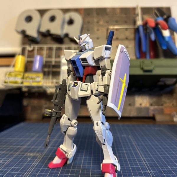 現在、HG.ガンダム「beyondglobal」を軸にオリジナルガンダムを制作中。制作の方向性がある程度定まったので、ここで一旦途中投稿。今回のコンセプトは、ファーストとアナザーの融合。本体は、ファースト色を残しつつ、自分好みのスタイルに改造し、アナザーパーツでモード毎に換装していく。画像のノーマルモード、空中モードと、間に合えば、陸戦モードの3種予定。beyondglobalガンダムの特徴は、既存のHGガンダムに比べ、スタイリッシュに。胸部は、丸味が増し、そして、腿が長い。腹部と足は、自分好みに変更。空中モードの換装パーツは、ジュミナスのアサルトと高機動パーツを使用。合わせてバックパックも02に変更。ここからは主に、細かな修正にディテール追加と陸戦モードの制作。 （3枚目）