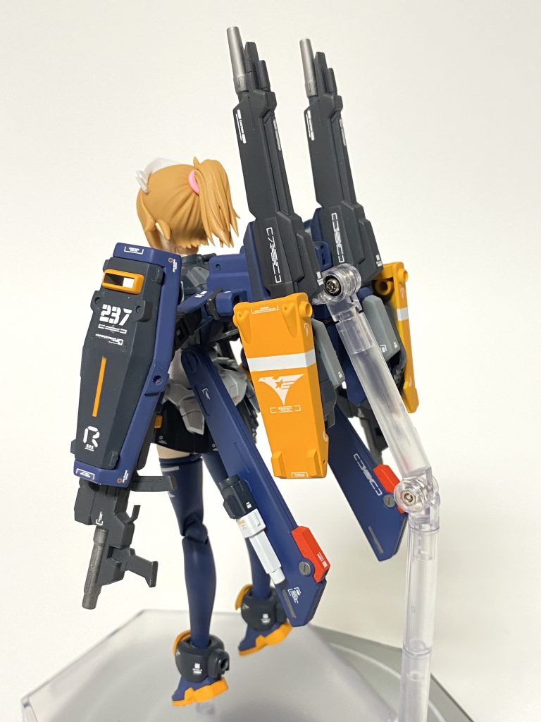 正面、後方から 本体がコンパクト化されたが、胸部装甲の充実、ナイスバディ化も盛り込まれている。