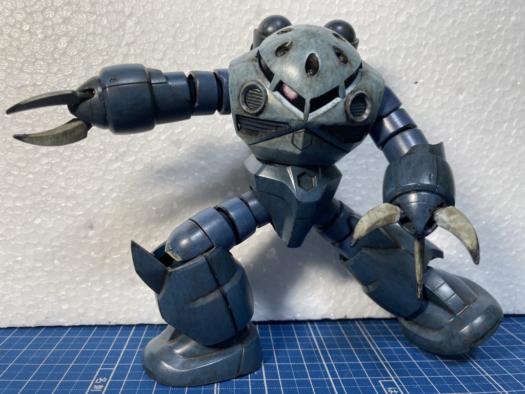 正面から。パーツバラさずにウェザリングしたので、関節動かすと消し忘れの塗装が見えてしまう。。。