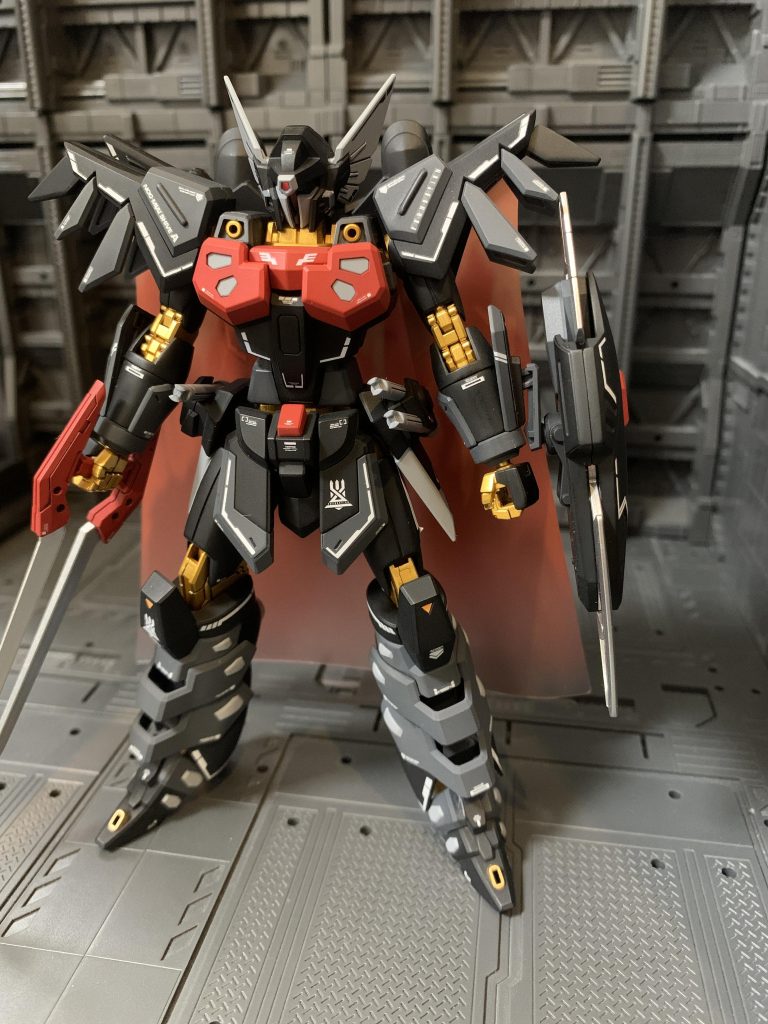 今回も外装はつや消し、関節、バーニア類はメタリックで塗装しています。また擦れそうな箇所にはモデリングワックスを塗布してみました。気持ちすれなくなったかもしれません💡