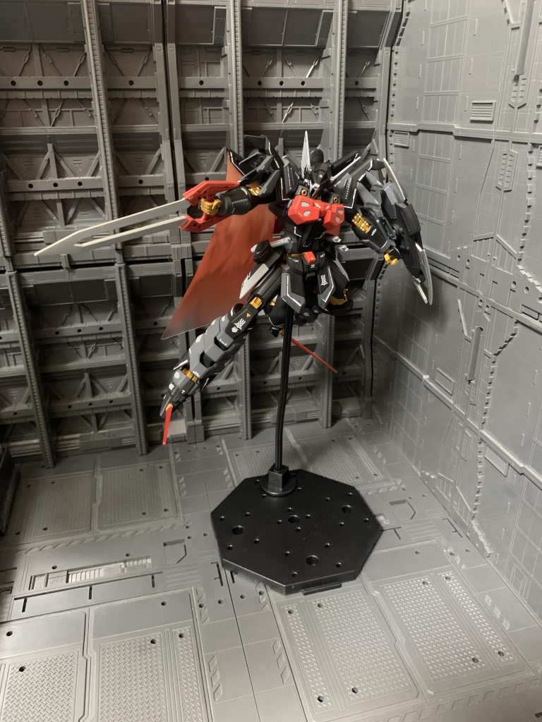 浮かして軽くポージングです。可動域はまぁまぁ広く、弄りやすいですが、塗装したせいか結構ギチギチ言っています😅