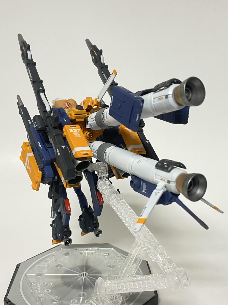 側方、後方から 割とサンダーボルト・サイコ系のシルエット。