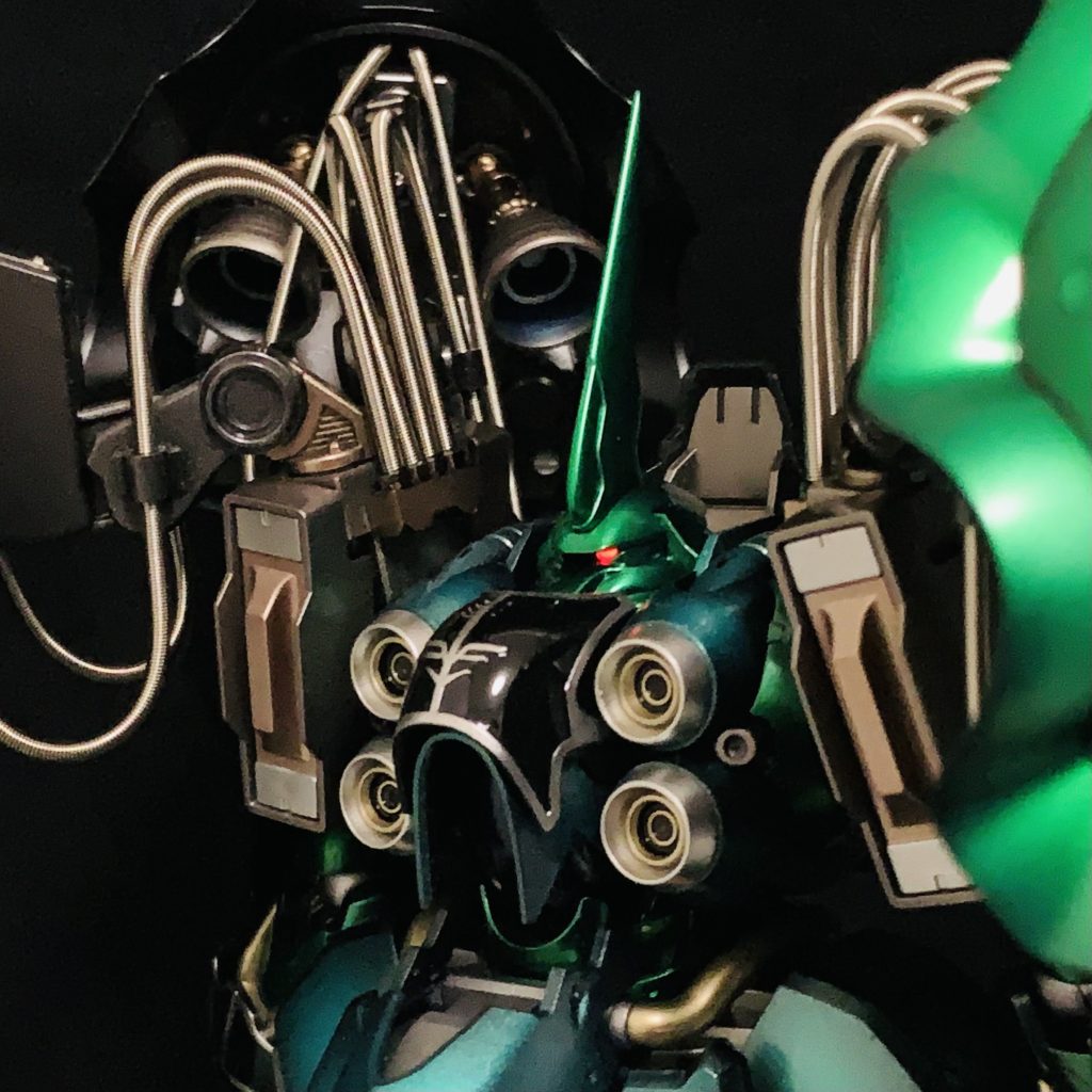 ①モノアイをLED化:顔が小さく埋もれがちなので目力UPです。②バインダーアームに動力パイプ追加:上手い人の作例を見て一目惚れしましたw