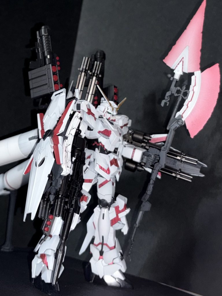 ビームジャベリンの刃はグラデ塗装サイコフレームはメタリックレッドに蛍光ピンク混ぜたので光りますでもブラックライト故障してたので写真撮れてないです 