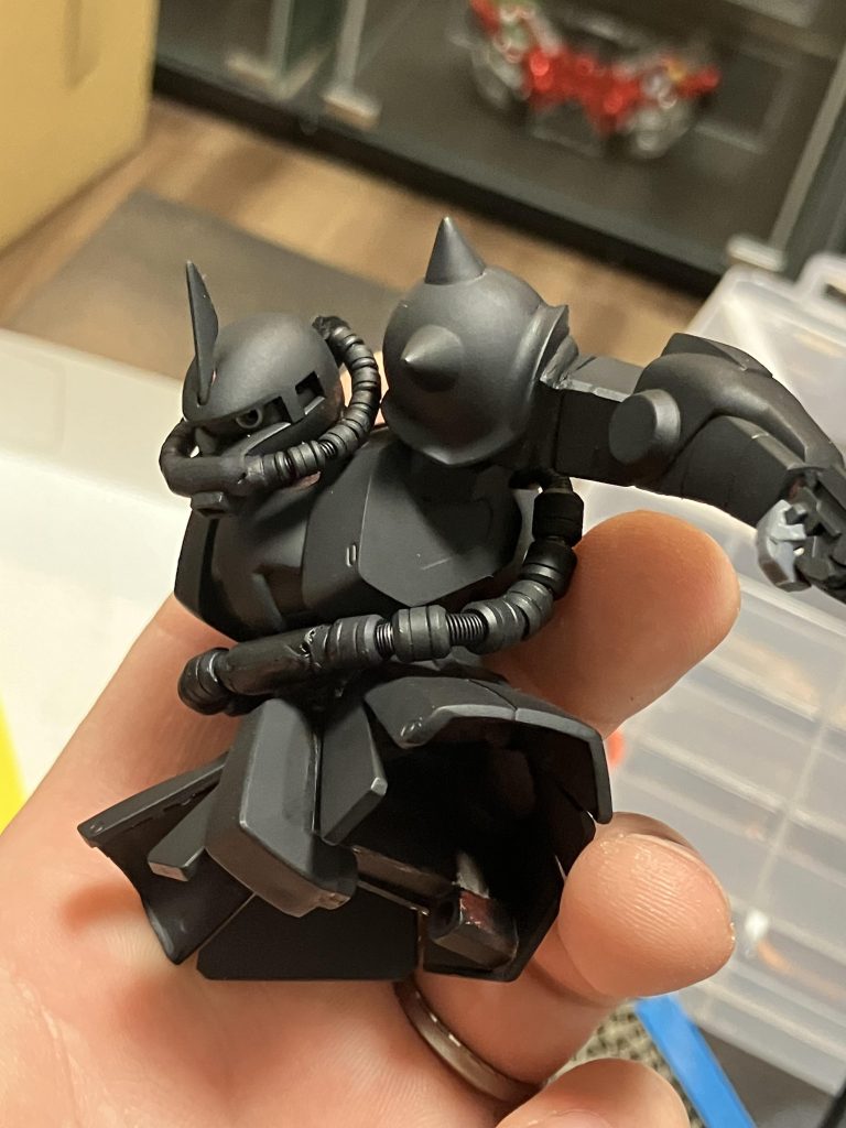 動力パイプはメタルパーツとスプリング、ワイヤーで太めに作りました。モノアイはバーニアパーツとレンズパーツを使っています。