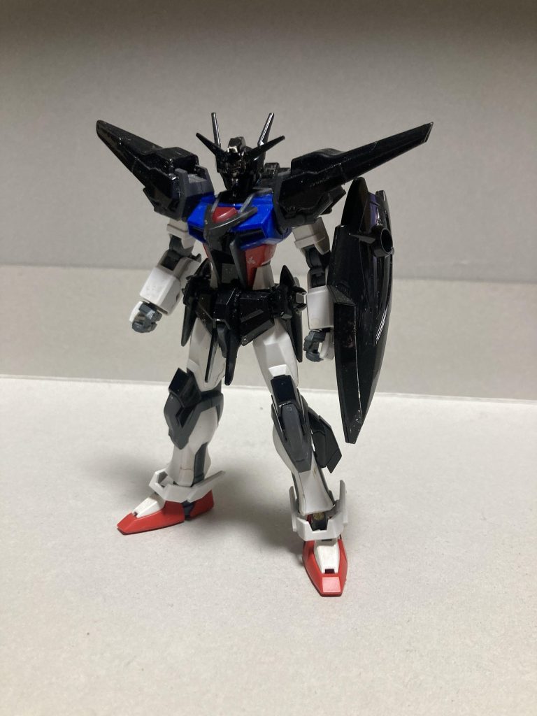 アカツキのパーツはメッキを剥がしてストライクのパーツに合うようにカット。