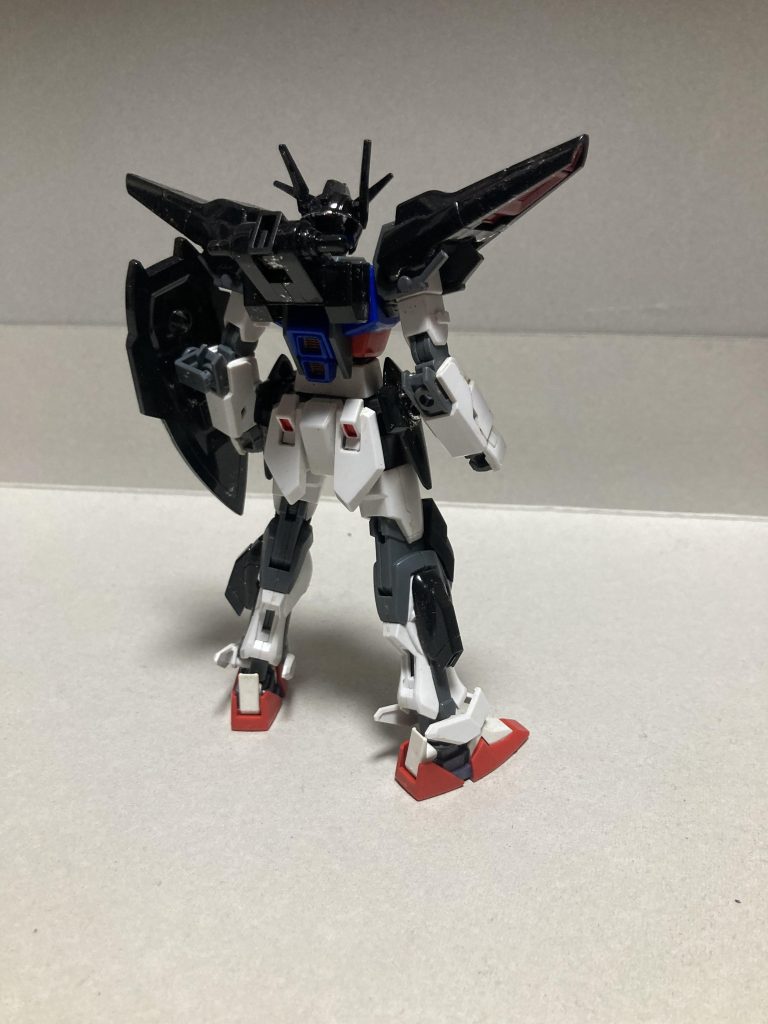 黒いパーツ部分がメッキを剥がしたアカツキパーツです。塗料薄め液につけてゴールド⇨シルバーに。その後キッチンハイターを吹き付けて10分程でシルバー⇨黒になりました。（YouTube参照）