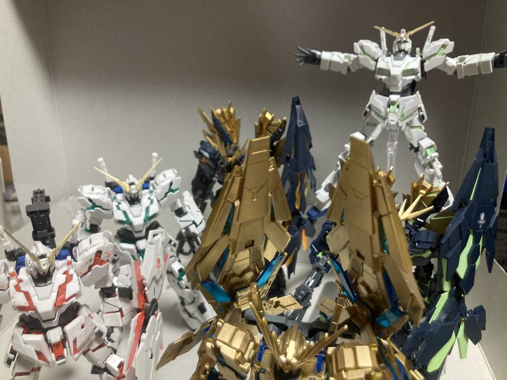 我が家のユニコーンさん達大集合です。1／144だけですがRGはポロポロ取れるので棚からあんまり動かしません。MGも同様に関節ゆるゆるなんで動かしたらすぐに倒れます。やっぱり触って遊ぶにはHGが1番かも…