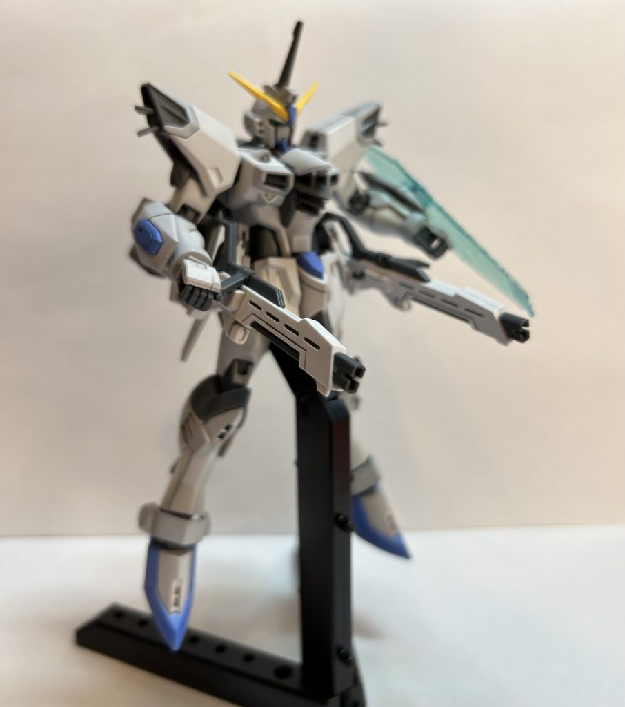 元キットのビームライフル+ライフリのビームライフルを取り付けています。性能的な面ではエンジンに直結してるので、出力が向上してるのかも知れません…。