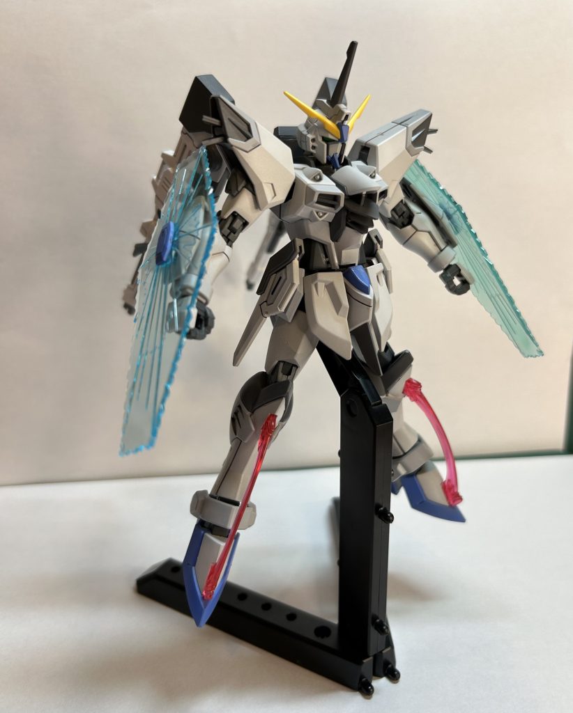 ビームシールドや脚部のビームサーベル(?)も装着可能です!これが分身してきたら、なかなか怖いですよね。