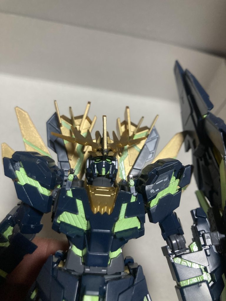 本編を確認したらバンシィノルンは覚醒後にデュアルアイは赤→緑になっていたのでここも蛍光グリーンにしてます。背中の立髪の中のサイコフレームの塗装はなかなか骨をおりました(^^)