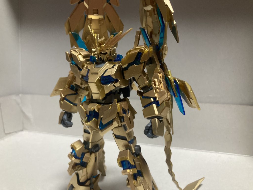 フェネクスはナラティブバージョンを外装の成形色が黄色だった上、パーツのヒケ（？）が酷かったのでランナーごとスプレーで塗装しました。