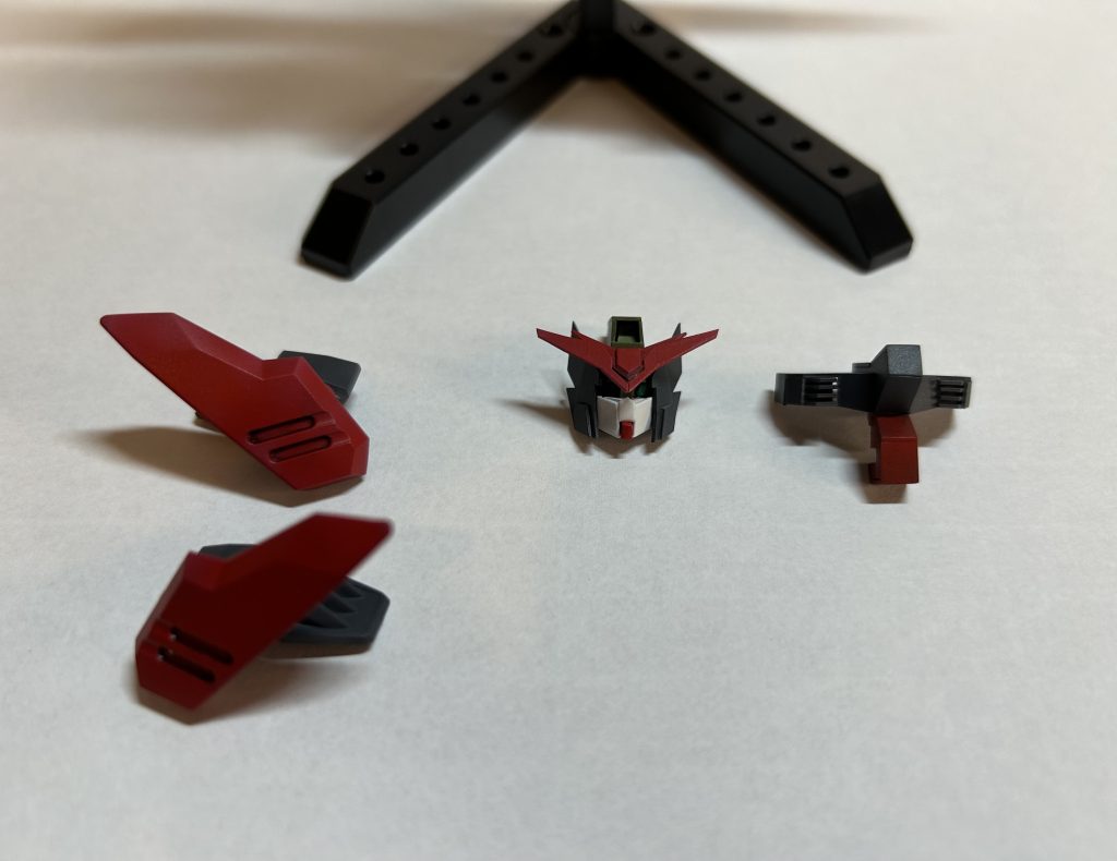 フェイスマスクと胸部装甲はプラ材で一から自作しました!これが一番大変だったかも?脚部サイドユニットはガンダムグレモリーからプチ改造で制作しました。