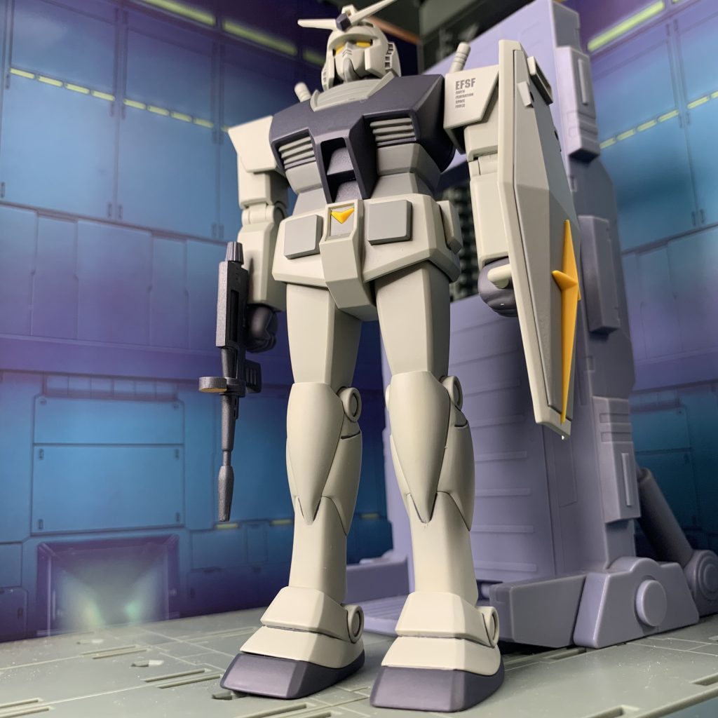 45年前の造形のまま現代の技術で開発されたキット。事前予約&当日店頭で2個目が買えたのでカラバリ用として作成。カラーリング(番号付きはクレオス)【本体】色の薄い順からガルグレー(11)軍艦色1(31)MSファントムグレー(UG15)【首関節・拳】メカサフヘヴィ【ランドセル・ライフル】MSグレー連邦系(UG05)細かいパーツ分割で特にストレスも感じずに塗れました。