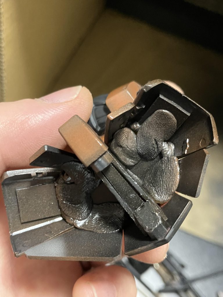 腰回りは分割し強引なポージングに合わせてエポパテで固定しました。大きく開いた分隙間が目立ったので、スカートの繋がりが維持できるようプラ板でパネルを増やしています。