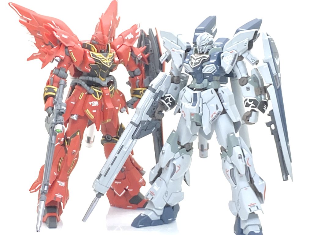 兄弟機のシナンジュと。改修されても実は似ている事がわかります。