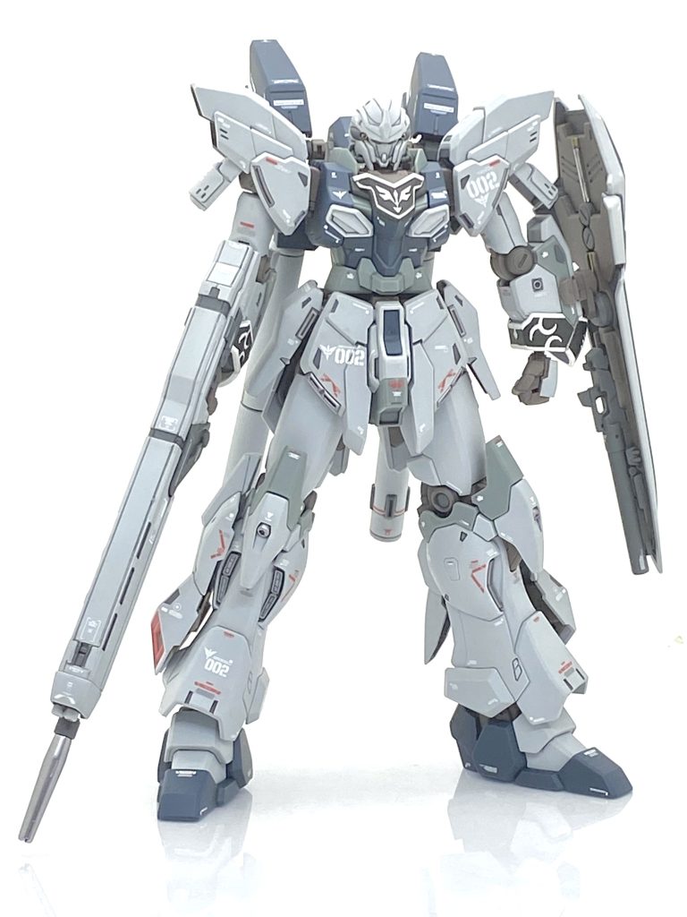 墨入れで久しぶりにパーツが割れてしまい、直すのに手間が掛かりましたがデカールを貼っていきます。最近出ましたMG Ver.Kaの説明書を見ますと・・・シナンジュとかなり似た位置やデザインのマーキングを貼っているのが多く、貴重なHGシナンジュ用を一枚卸して、なるべく似たデザインを同じ位置に貼っています。ですが当然無いデザインもあり、それは市販のや少し大きいのですがMG Ver.Kaのを貼っています。スタインはシナンジュの設定上2号機で機体ナンバーの002はどうしても貼りたいので・・・IIネオ・ジオングを初版で買った時に「いつかはスタインも作るだろう」と思っていたから、すぐに部品請求でIIネオ・ジオング用のデカールを頼んでいたので、それが今になって活き、それらのデカールもほぼ全て使っています。MG Ver.Ka用のデカールも部品請求ですぐに頼んであり、気になるのはなる早めに部品請求で頼んだ方が吉です・・・比較的早く売り切れになり再販されるかわかりませんから。