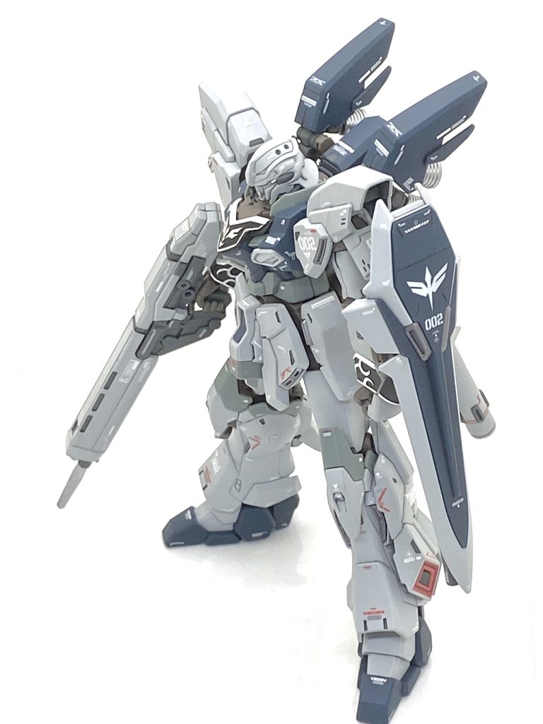 バックパックと脛裏にあるバーニア以外の部分は(クレオス)Mr.カラーGXスーパースムースクリアーを吹き付けております。