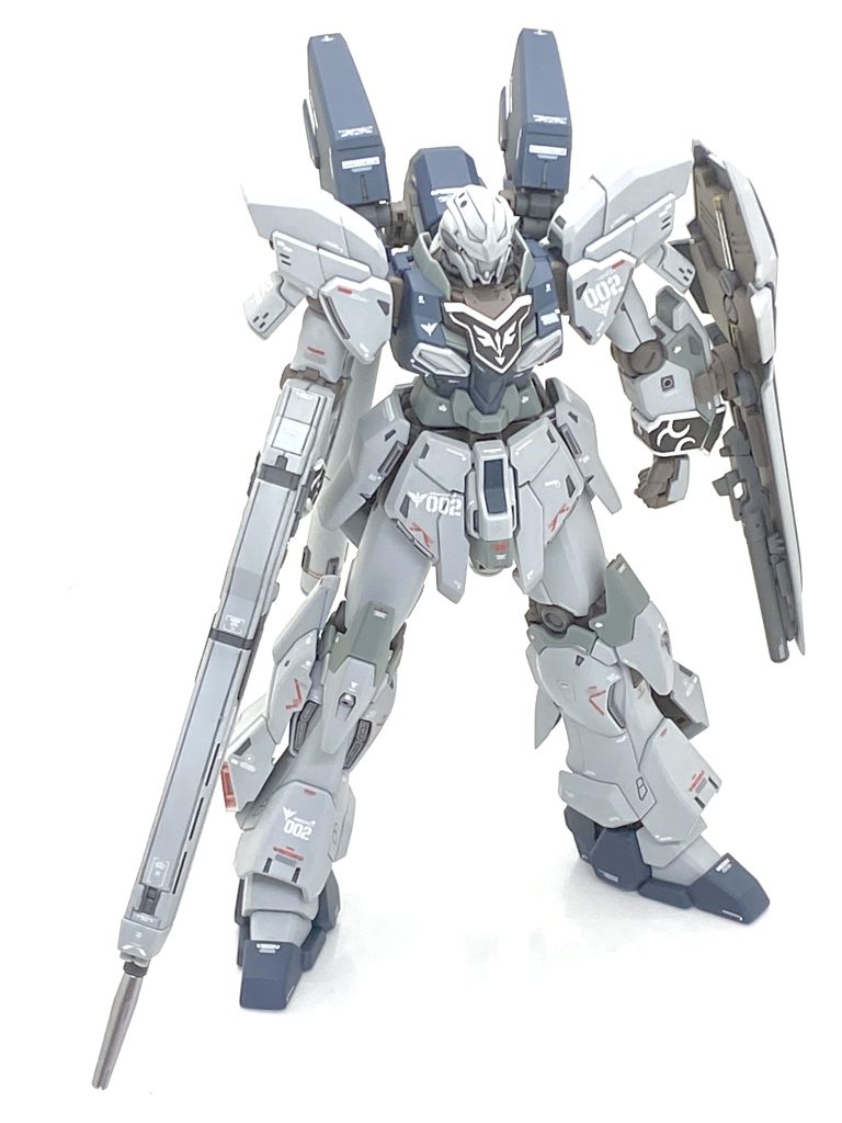 設定通りキットはシナンジュの一部流用で仮組みした時は「顔が小さくてスタイルも良く、合わせ目も少なそうだから楽出来そう♪」と思ってましたが・・・その合わせ目で頭、腕の袖、膝のスラスターがどうしても後ハメしないといけない所でどれも擦り合わせに大変苦労しました。特に袖は接着面が大変小さく、付ける際に無理にハメるとあっという間に割れてしまう為に手首周辺をヤスリで削り、かなり擦り合わせを慎重にしました。ハイ・ビーム・ライフルにも片寄で合わせ目があるのでそちらは同じラインでスジボリをして違和感を無い様にしています。後は成型上、モールドの甘い箇所が結構あるので0.125のタガネで彫り直し、墨入れをし易くしました。