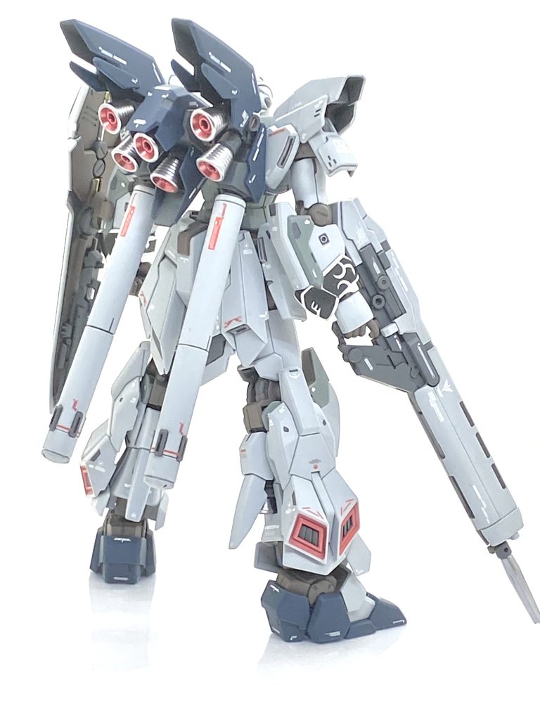 次に細部の塗装なんですが・・・スタインのフレームの成型色はなぜかブラウンでこれがどうも喉に魚の骨が引っかかる感じで好きになりませんでした。プレバンで出ましたユニコーンverと同じ色なら良かったのですが・・・全部塗ると時間が掛かる上に関節は剥がれやすいのでフレームの凹モールドの部分にエクストラダークシーグレーを塗り二重構造っぽくしました。外装の凹モールドや装甲裏もほぼエクストラダークシーグレーを塗ったのでMGやRGっぽくなったと思います。ハイ・ビーム・ライフルのブラウン部は違和感あるのでエクストラダークシーグレーを塗って武器感を出し、νガンダムHWSみたいに銃口部にクリアーパーツをハメてセンサーを作りました。そして袖の塗装は定番の下地の白はラッカー、黒の部分はエナメルで装飾部だけ拭き取るやり方ですが・・・シナンジュ作った時もそうでしたが模型用綿棒使っても装飾部以外の箇所も拭き取ってしまうことがあり、リタッチ前提でやった方が気が楽です。特に胸の部分の装飾はかなり曖昧なので・・・MGみたいに別パーツ化してくれると大変ありがたいのですが(笑)。