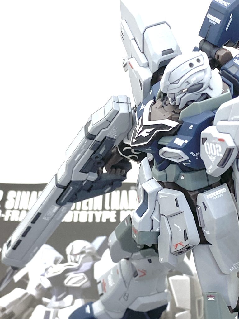 最後は説明書と。シナンジュ・スタイン(ナラティブVer.)は比較的新しいキットで作り易いか?と思ってましたが・・・中々手強く、イベントに間に合うかどうかギリギリになってしまいました(笑)。ですが合わせ目は大変少なく、プロポーションも良いですから、ちょっと手を入れるだけでHGUCがRGに負けない程の完成度になると思います。スタインのMG Ver.Kaは大人気で自分も買うのに本当に苦労しました・・・ネットですぐに売り切れてしまい、僅かに復活した時にやっと買えましたから。これでフェネクスを作れば機動戦士ガンダムNTの主役機が勢揃いするので作りたいとは思います・・・フェネクスは全塗装でピカピカに仕上げないとカッコ悪いからもう少し腕を磨いてからにします(笑)。ご覧して頂きありがとうございました。