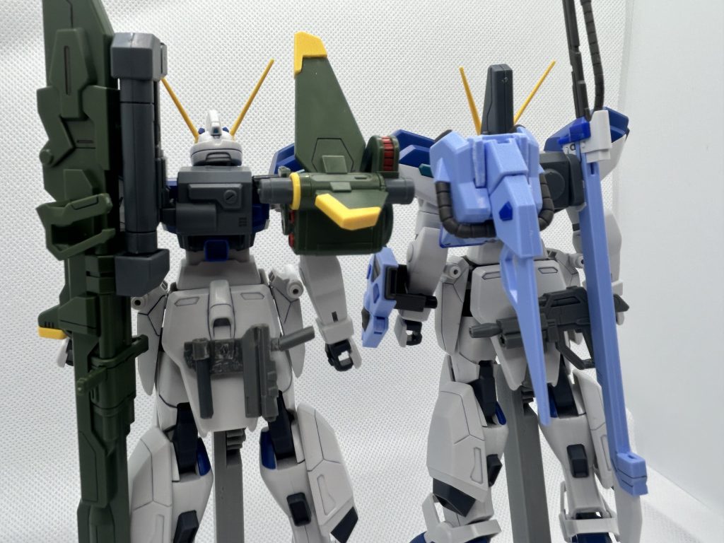 複数のジョイントパーツがあるのでこう言う風に折り畳んで、格納庫やMSデッキ、倉庫に収納する事が出来ます。