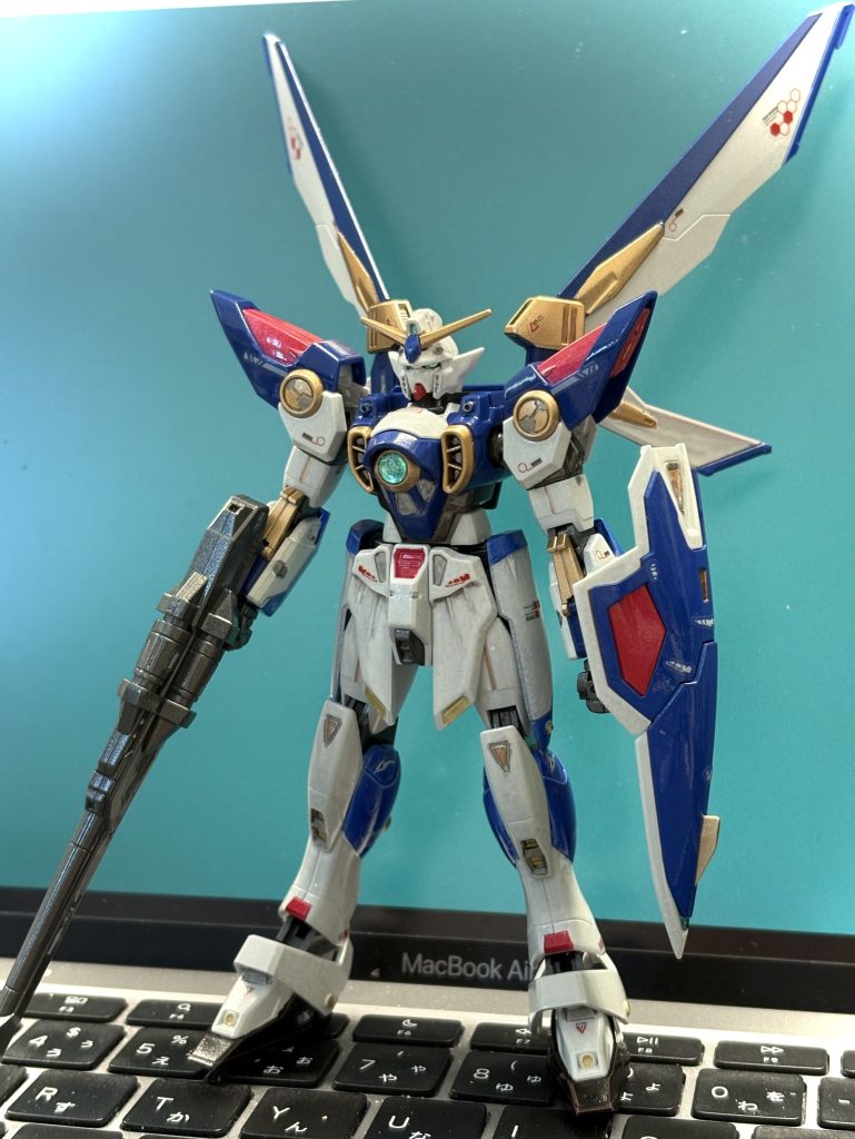 胸のクリアーパーツは良い感じの存在感ですね。そろそろ研ぎ出しも練習しようかなあと思いますが、本機は予想以上に自分好みに仕上がってしまって練習台には向かなくなってしまいました。コバルトブルーとメタリックレッド、ゴールドとミモザ(白部分です)、部分塗装がホビーマーカーです。