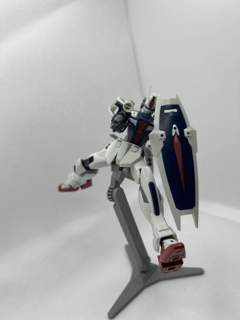 改造した部分はビームカービンのバレル延伸、シールドにビームスパイク発生装置と手持ち部分。それと肩部、頭部、胸部、脚部、前後スカート部分にアーマー追加しました。サイドスカートジャンクパーツ使ってミサイルランチャーに変更しました。