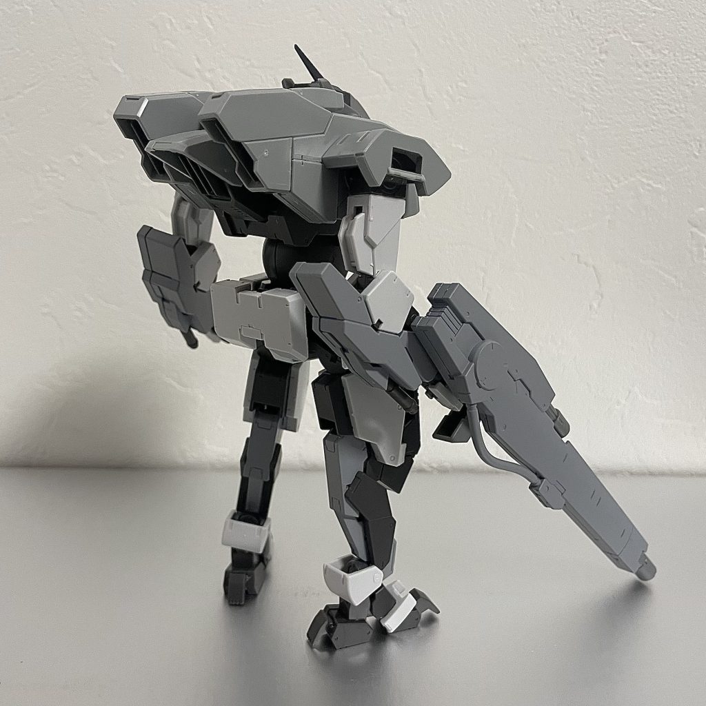 600円で買った境界戦機のブレイディフォックスを部分塗装しただけの機体…完全にガンダムですね…