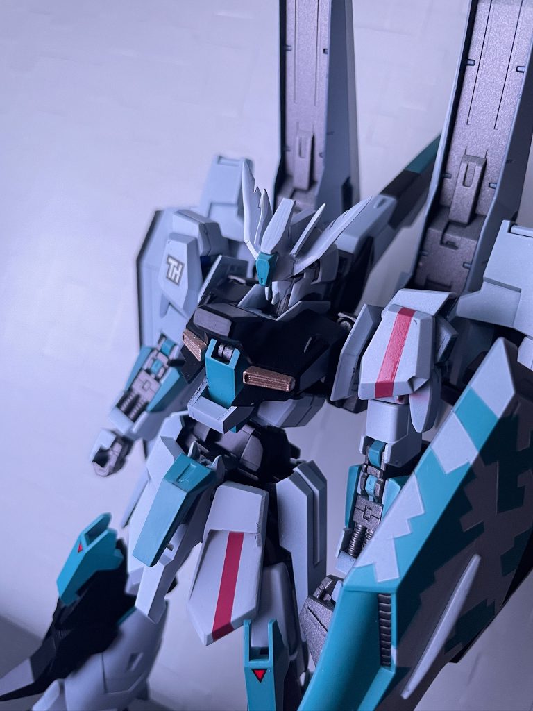 顎をシャープ化して両頬は切り落としてより細く、アンテナ4本はプラ板で製作。胸部中央もプラ板で大型化。コックピットハッチ手前に装甲を追加。