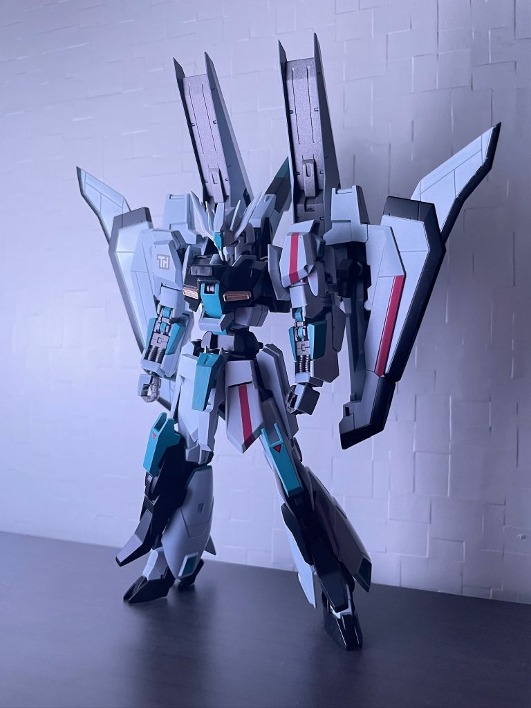 フロント全体的にΖの特徴は残しつつ、細部をアレンジ。翼はより大きく、エッジはよりシャープに、胴と脚は長くといった感じ