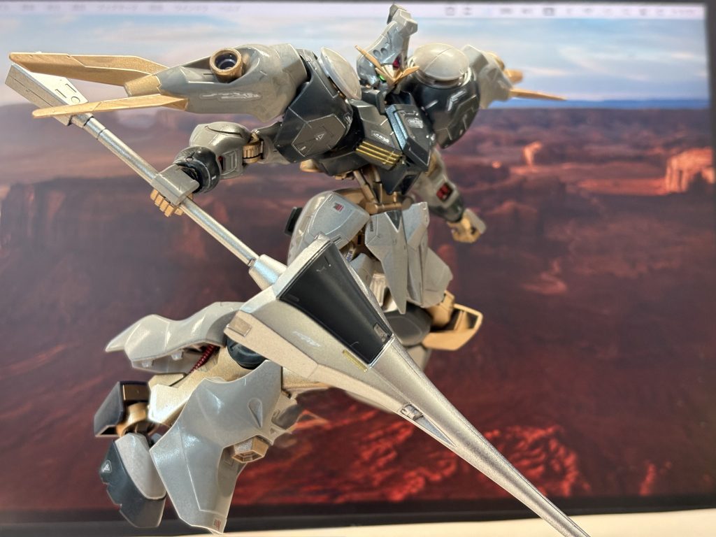 足の装甲が横に開いたらモロにエルガイムっぽいですが、前後にパカっとです。内部フレームは全部金色で。アクセントは赤に絞ってます。