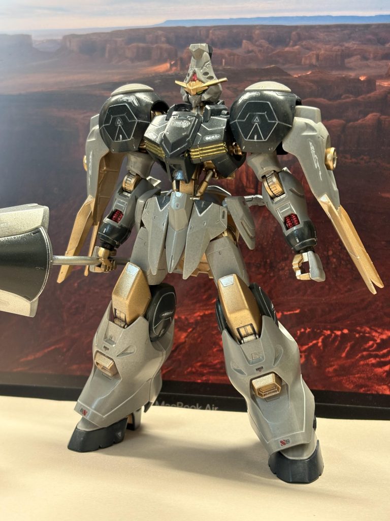 頬部分の回り込みを削るとイケメン感がアップ（個人の感想です）。額は生体コンピュータでも埋まってそうな感じにUVレジンモリモリしてます。シールはラピーテープに変えて分割線はカットして大きな塊にしてあります。塗装はネイビーブルー、エアクラフトグレー、ゴールド、レッド、蛍光イエロー（眼）で、本体側はウェザリングカラーでフィルタリング？したりスミ入れしたりしてます（マルチグレーとマルチホワイト）。＆100均シール＋ホビーマーカーで部分塗装