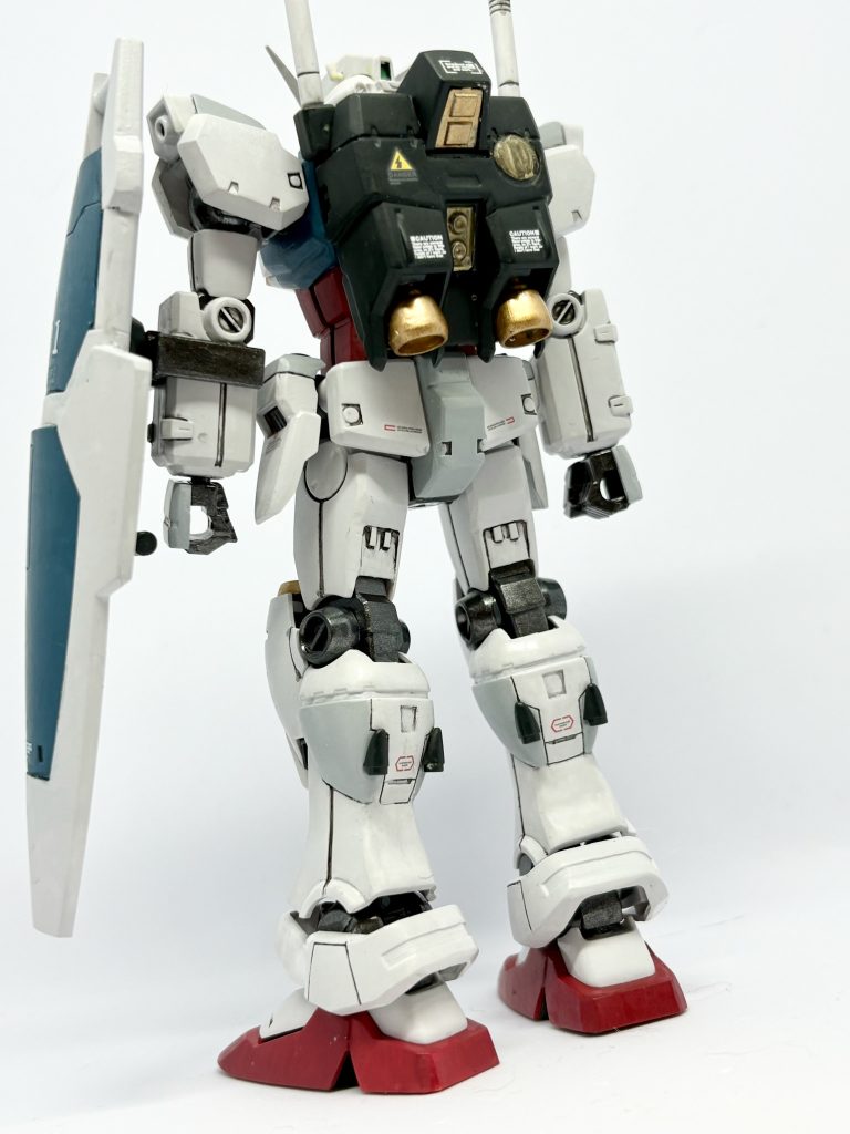 もも裏を一段平面で掘ってプラ板で味付け。RGを参考にしました。