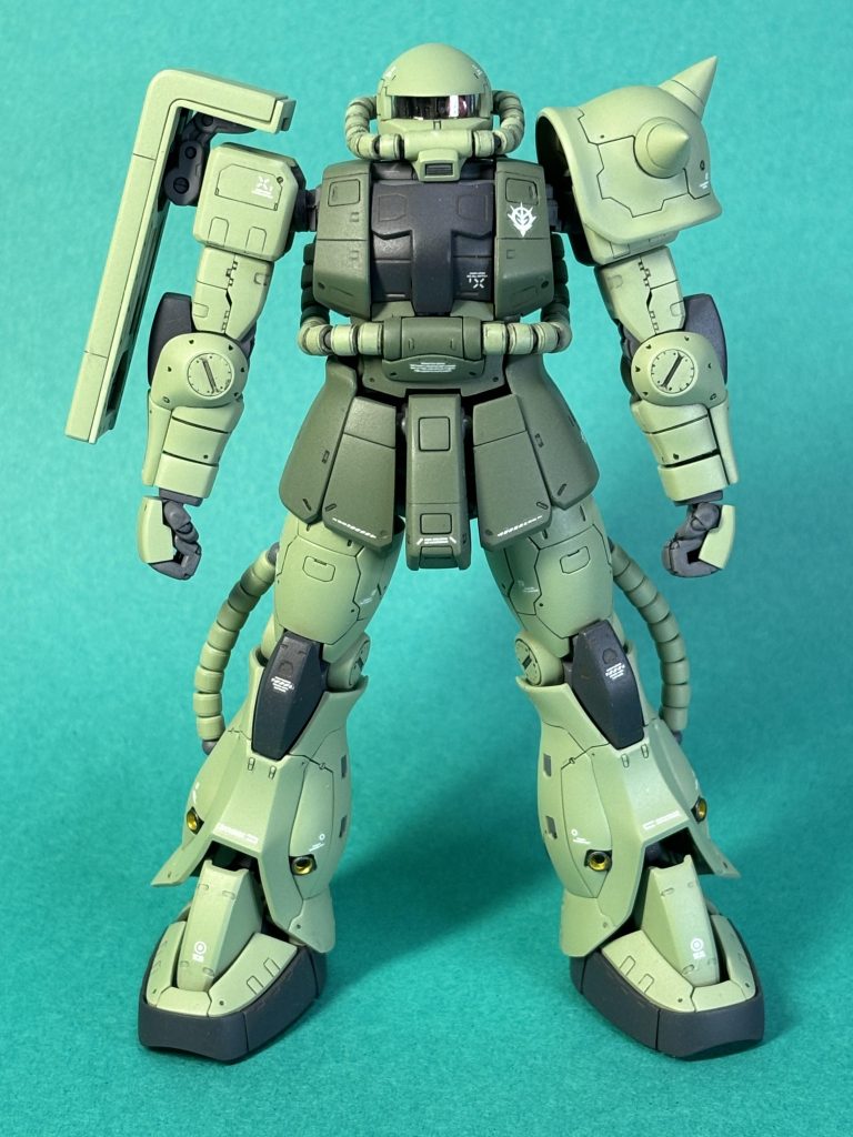 RGだけにパーツ数鬼！モノアイ前に透明バイザーがあるので光が反射する。