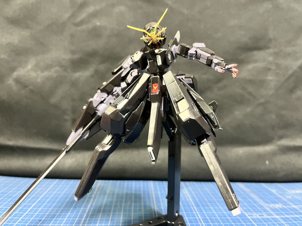 メインは黒鉄色で光沢仕上げ、フレームは薄紫のメタリックを艶消し仕上げ何となくで貼っといた金のデカールが中々に良い