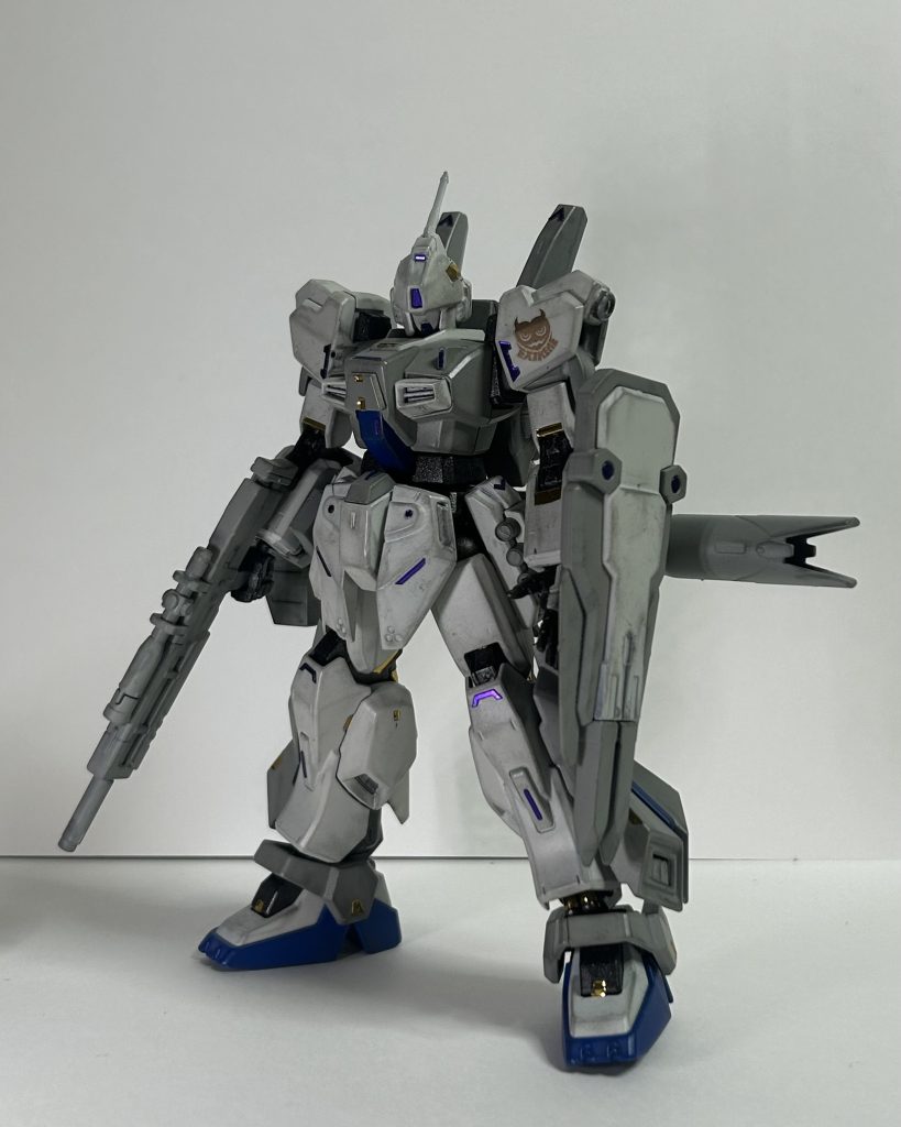 何も、つぶやきに掲載した写真に映ったキットから作るとは言ってないのだ。今回は、来るべきガンプラバトル時代に向けて、自分がガンプラバトルで使う用のガンダムを作成しました。コンセプトとしては「以前作ったガンダムホーネットが連ザ2の戦い方がモチーフならば、コイツは飛ばない方のACでの自分の戦い方がモチーフだ!」です。まぁ、どんな戦い方と言うと、スタンダードな機体装備でエネルギーギリギリまでブーストでかっ飛びながら中距離で撃ちまくる中量機って感じです。…分かりづらいかな…?まぁ、学生時代の友人曰く、そんだけ飛び回るなら軽量機の方が良くね?との事。個人的にある程度装甲があった方がその分被弾に気を割かなくて良いから楽って考え方だったんで聞き入れなかったんですけどね……。もう一つコンセプトをあげるなら「大衆向けハイパーカー」……矛盾しているような気がするケド、気にしない。要は制作コストが高くなくて誰でも使える超高性能機、という説得力を持たせたいなぁ……そんなとこです。