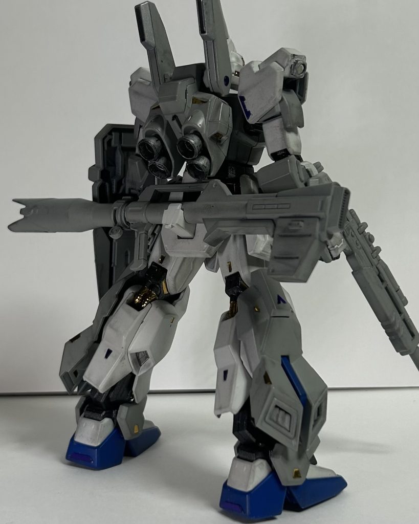 ガンダムブロンテスHeight:18.5mWeight:59.2tWeapon:ビームライフルユニット“スティンガー”レーザーユニット“クォーカー”ミサイルユニット“ディテクター”バズーカユニット“トレンチモータ”ボムユニット“ドーゲン”シールドユニット“イデアル”ビームサーベルユニット“バトルテーマ”ビルダー曰く、ソロでレイドボスを狩りに行く為に作ったとの事。ニュータイプ専用機?操作が難しくてその人にしか使えない?そんなもの幾ら強い機体だとしても優秀な機体とは言えない……誰でも一定レベルの活躍が出来、扱い易い機体こそ優秀な機体である、と独善的にそのビルダーは語る。故にスタンダード、だからこそのパイロットの創意工夫、無限大の可能性だ、とも。尚、武装カテゴリ名ににユニットの表記がある理由は、ユニット化する事でミッション事に切り替えやすくするためである。本人曰く、ガンダムのつもりで作ってないからガンダムと付けられるのは不本意、らしい。Mk-Ⅱをベースにしているクセに、と言うのは禁句中の禁句。