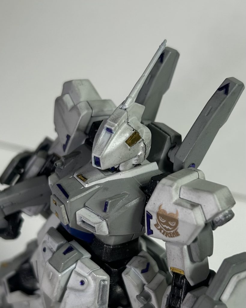 制作工程と言うか加工箇所。基本的にMk-Ⅱベースです。元々、逆シャアくらいの時期にもしMk-Ⅱが近代化改修されていたら、というコンセプトでした。それをずっと放置してて最近掘り起こした感じです。で、それをオレガンとして再構築したのです。頭部。個人的に思い入れポイント。遠距離仕様かと思わせて射撃精度を重視して採用してしております。基本的にゲームの中ではあまり格闘戦を好まず中距離での機動戦ばかりしてるので、射撃精度は重要。丸まんまガンダムEz-SRのシャドウファントムのヤツを加工して使用。元キットのアンテナ削ったり、バンダイ公式パーツからアンテナ持ってきたりしています。このパーツからブロンテス……一つ目巨人の名前を拝借して付けました。胴体。右胸のカメラを潰して砲身を取り付けました。やっぱ近接防御用のバルカン欲しいよな、って感じです。エアインテークをユニバーサルブースターのインテークを削って使用。あとは、コクピットブロックに最近発売したディテールアップパーツを接着。