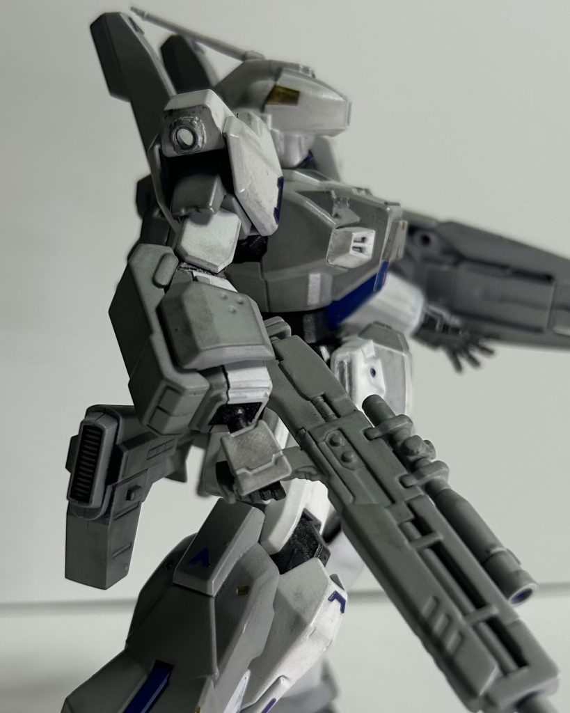 腕部。肩スラスタを潰して、代わりに適当なパーツで姿勢制御用バーニアっぽく。左腕はそのままですが、右腕のみスタークジェガンのグレネード(?)を取り付けることができるように加工。手は多分ダブルオーのヤツ。今回は珍しく忘れずに武器持ち手と開き手の作りました。武器はキャンペーンのヤツのライフルをそのまま使用してシールドは公式改造パーツを加工して使用。