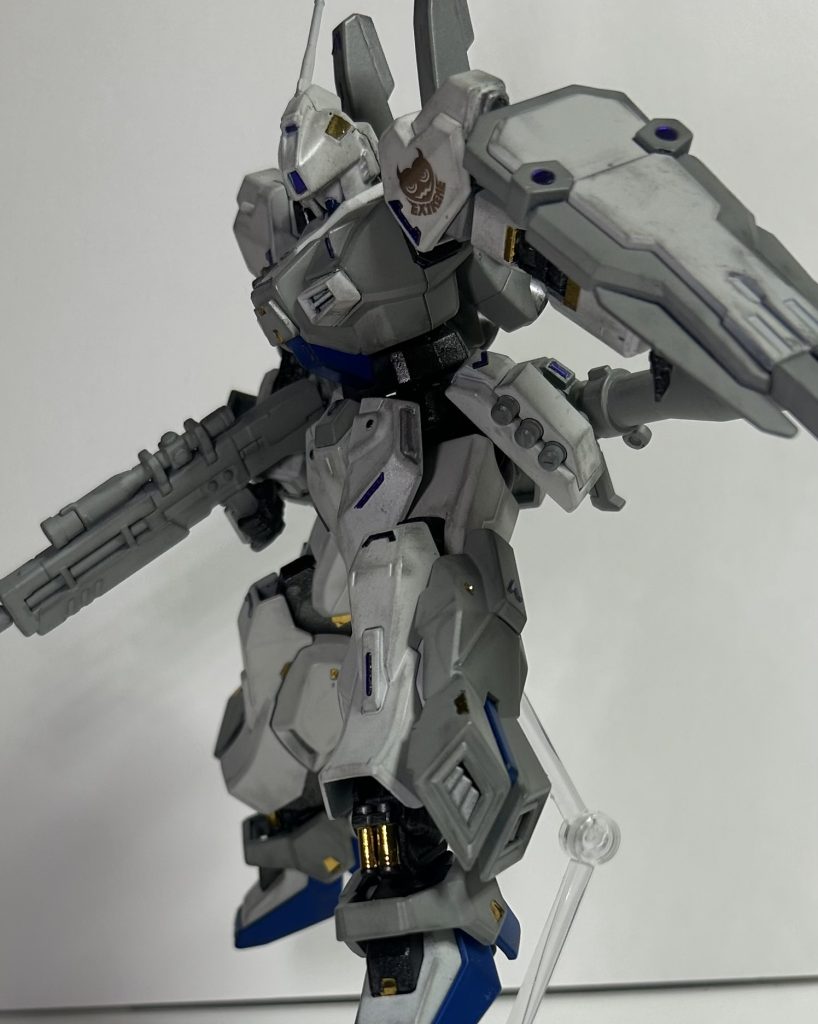 腰部。前面フンドシアーマーをスタークジェガンの物に変更。サイドアーマーをジェガンの物が装着出来るように基部ごと移植。あとはそのまま。脚部。足は左右逆に取り付けて、外側にシナンジュスタインのスラスターを少し加工して取り付けました。