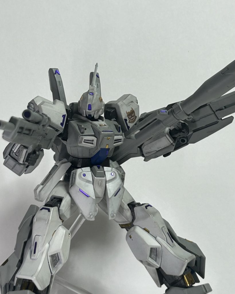 ビームライフルユニット“スティンガー”メガ粒子を高い収束率で放つ為、高い貫通力を誇る。また、収束率を高めた結果、少ないエネルギーで従来品と同程度の威力のメガ粒子を放つことが可能であり、装弾数の向上が確認できる。バズーカユニット“トレンチモータ”有爆範囲が広く設定されている為、多くのターゲットを巻き込みやすい。一方で防護壁を持つ対象に対しては効果が薄い。